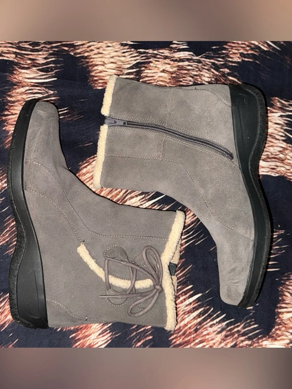 Clarks Gray Suede Shearling-Lined Winter Ankle Boots 8M w/ Box
